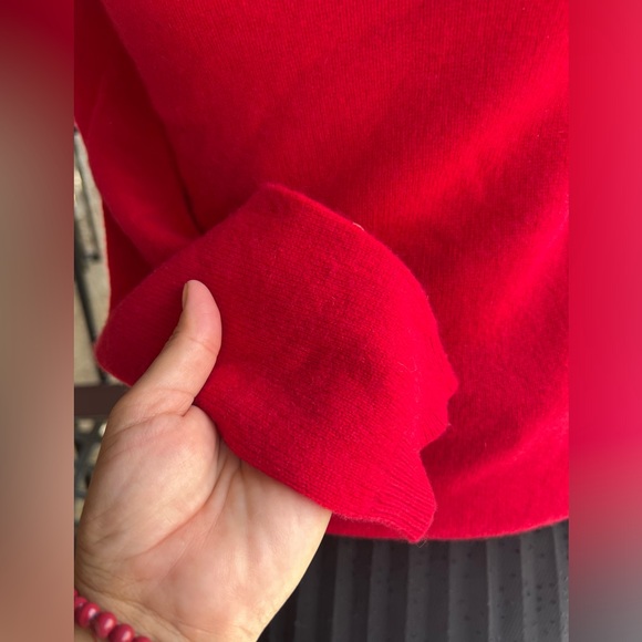 Macys 100% cashmere V-neck sweater - Picture 5 of 7